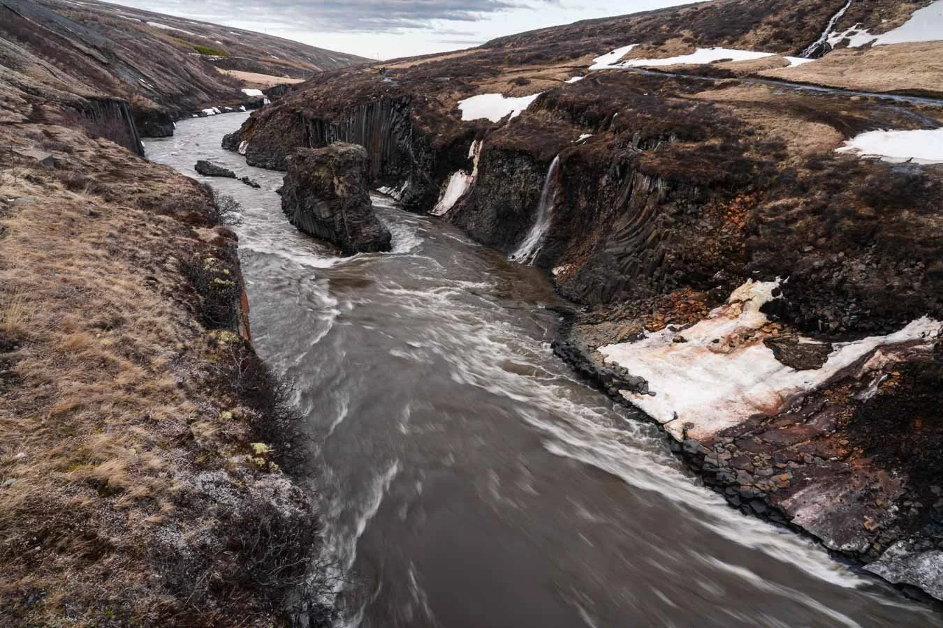  The clarity of the water in  Stuðlagil Canyon  depends heavily on weather conditions, with rain and glacial meltwater often altering its vibrant hues. 
