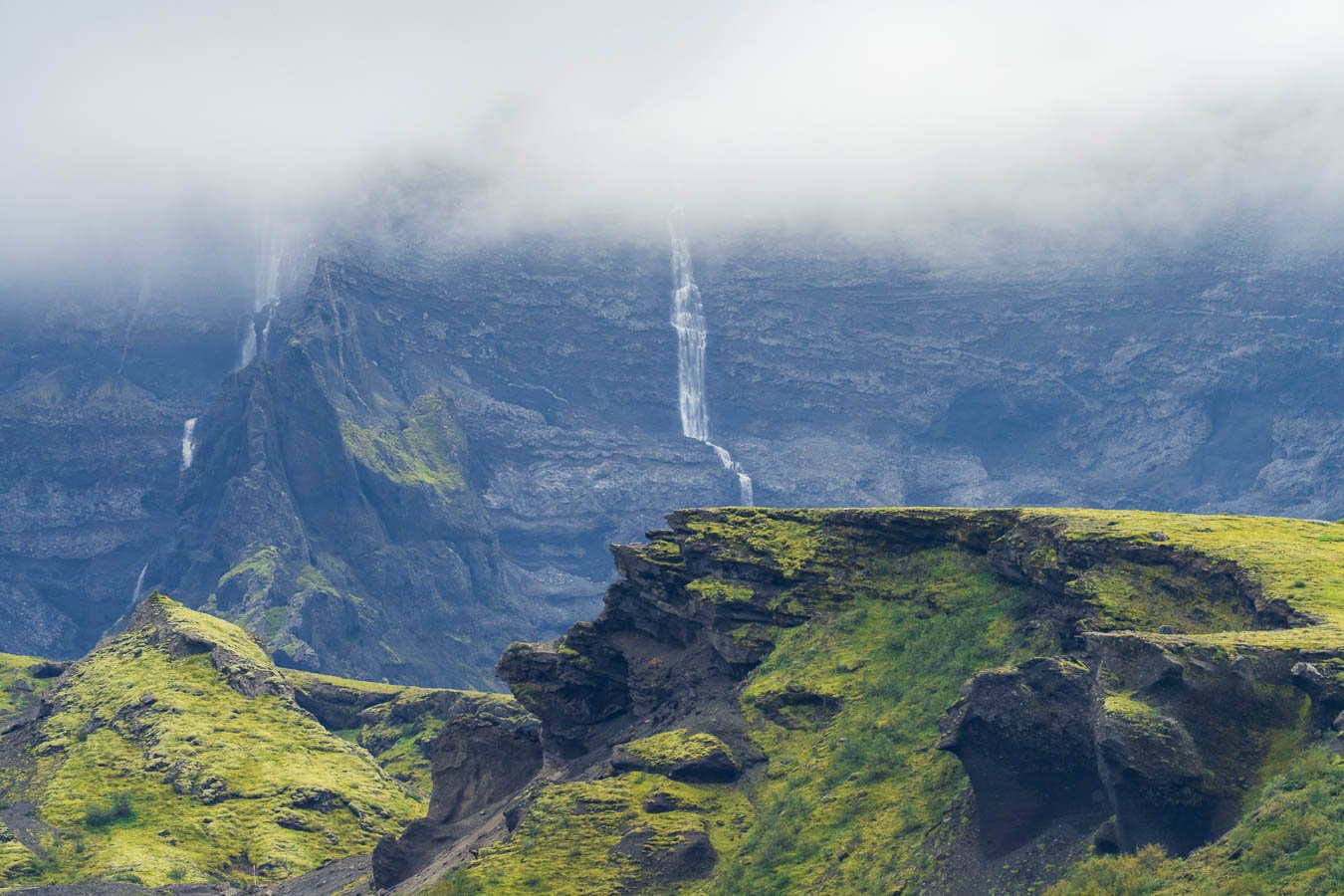  The countless waterfalls tumbling from tall cliffs shrouded in thick mist create a magical atmosphere. 