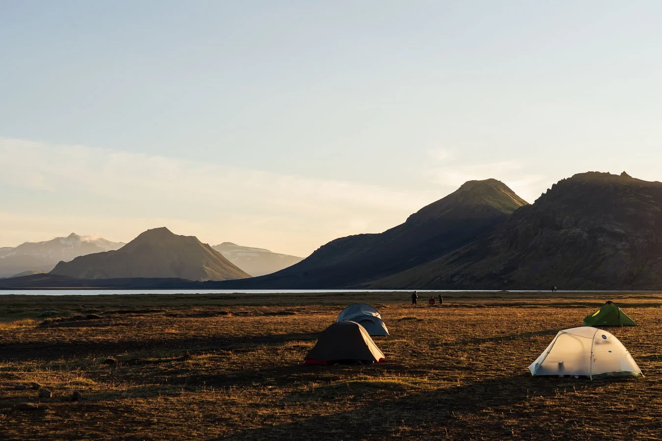  Tents can be pitched on the meadows between the huts and Lake  Álftavatn . 