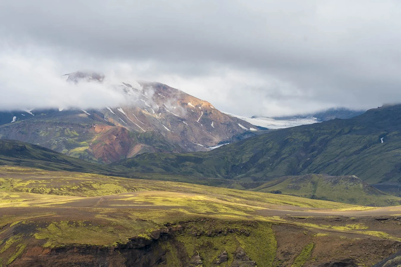Black-sand_ice-fields_Laugavegur_Trail_Emstrur_Álftavatn_Segment_Highlands_Iceland-visual-travel-guide-blog.jpg