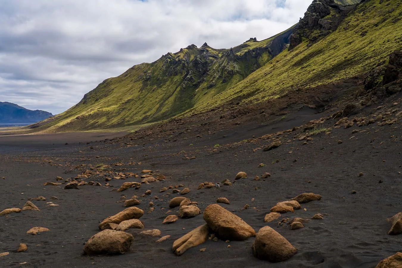 Black-sand_ice-fields_Laugavegur_Trail_Emstrur_Álftavatn_Segment_Highlands_Iceland-visual-travel-guide-blog-8.jpg