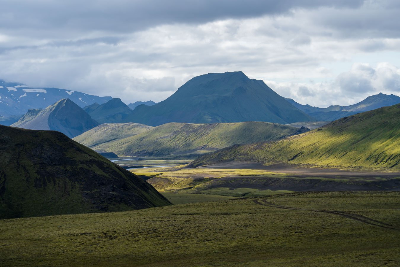 Black-sand_ice-fields_Laugavegur_Trail_Emstrur_Álftavatn_Segment_Highlands_Iceland-visual-travel-guide-blog-16.jpg