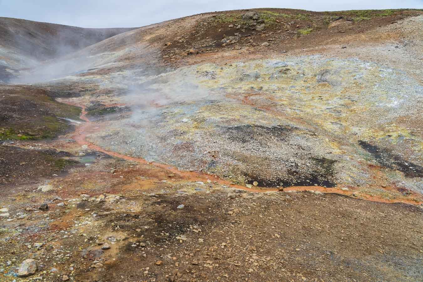 Geothermal_fields_otherwordly_landscapes_Laugavegur_Trail_Álftavatn_Hrafntinnusker_Segment_Highlands_Iceland-visual-travel-guide-blog-9.jpg