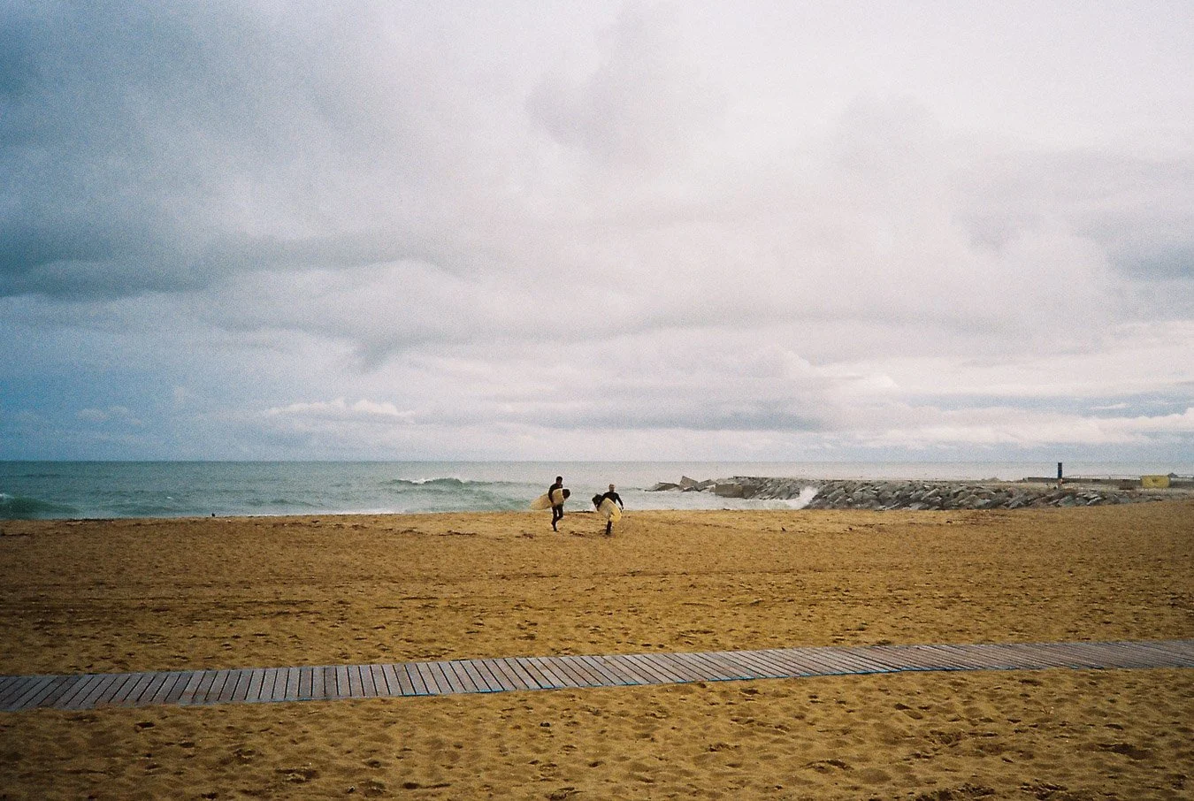 ▴ Surfers at the Playa de La Barceloneta (Gold 200)
