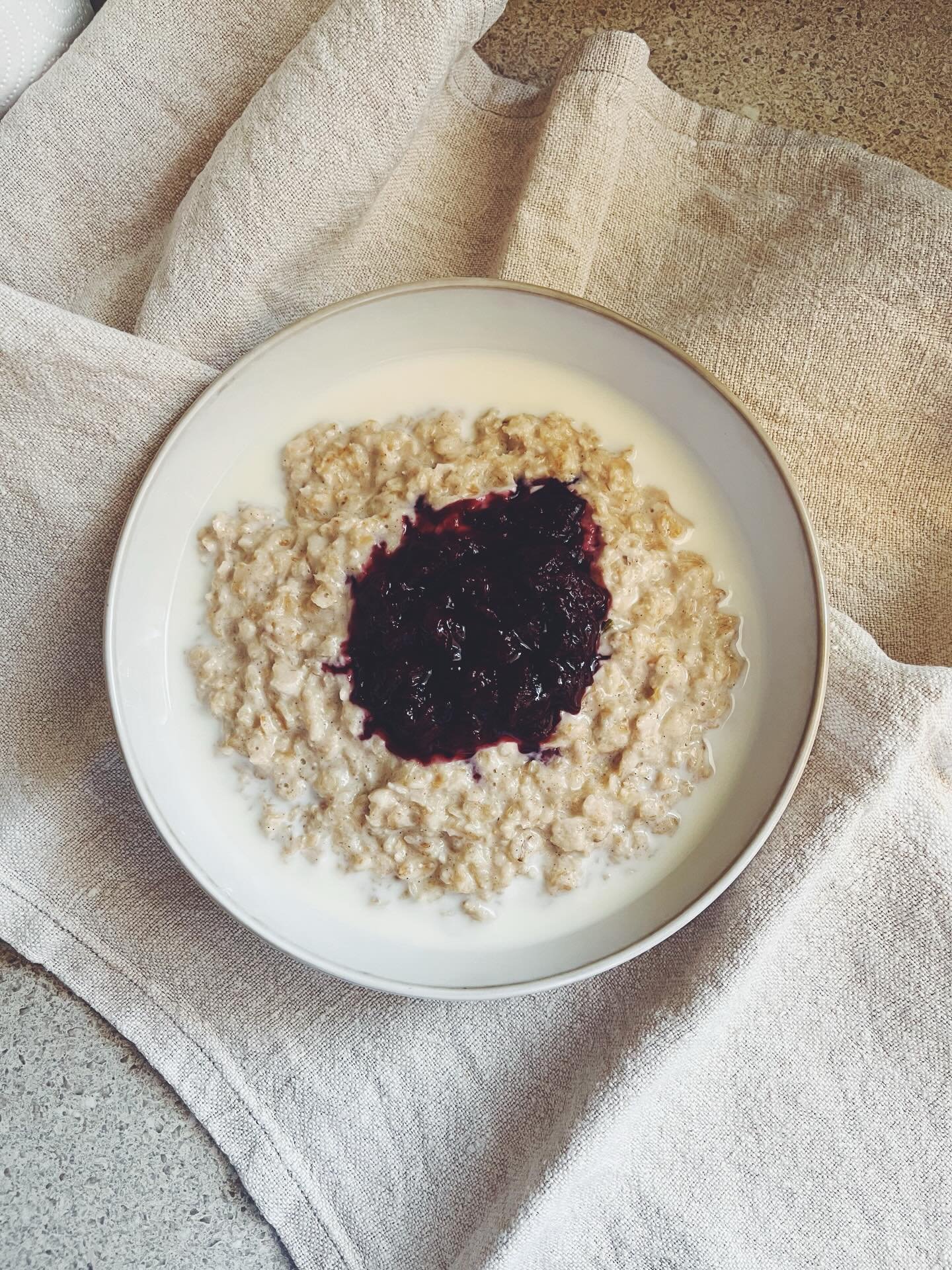 𝙋𝙤𝙧𝙧𝙞𝙙𝙜𝙚 + 𝙎𝙩𝙚𝙬𝙚𝙙 𝙋𝙡𝙪𝙢𝙨

This morning, I just knew that I wanted porridge&hellip; the stovetop slow kind of porridge&hellip; a recipe from my childhood that used to be cooked in our largest pot so it could hold enough for 8 hungry 