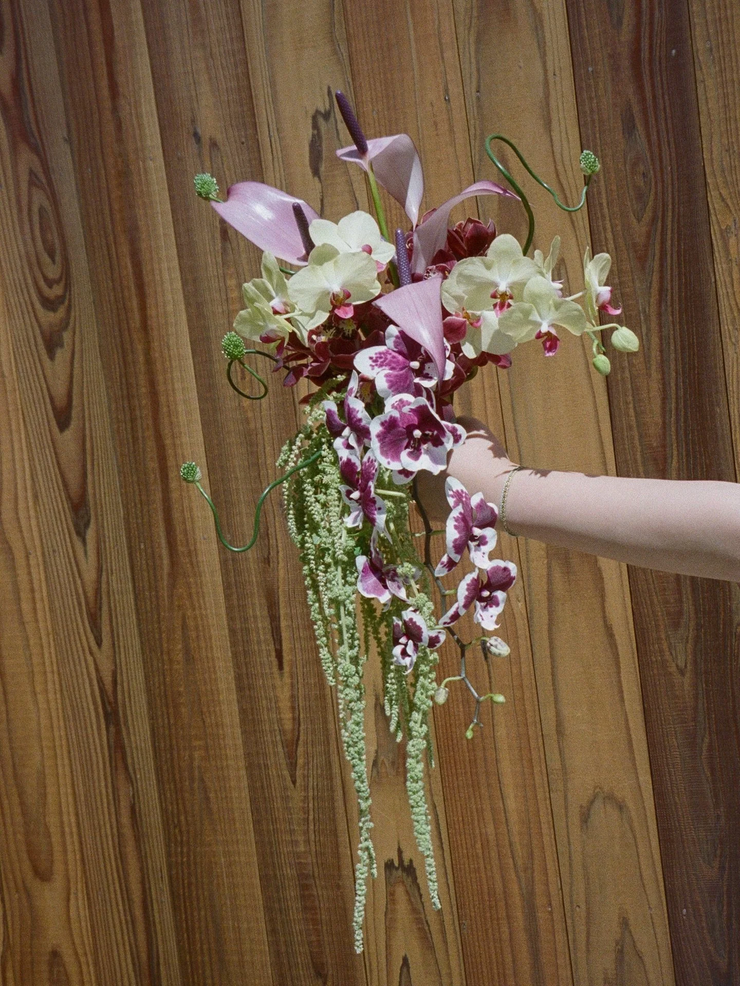 Movement, texture, sculptural lines, and a hint of wildness, coming together in a bouquet that feels both alive and untamed.

Photography: @sunnyparkphoto 
Videography: @interstellar.films 
Planning+Design: @yiventful.co 
Venue: @thesearanchlodge 
Fl