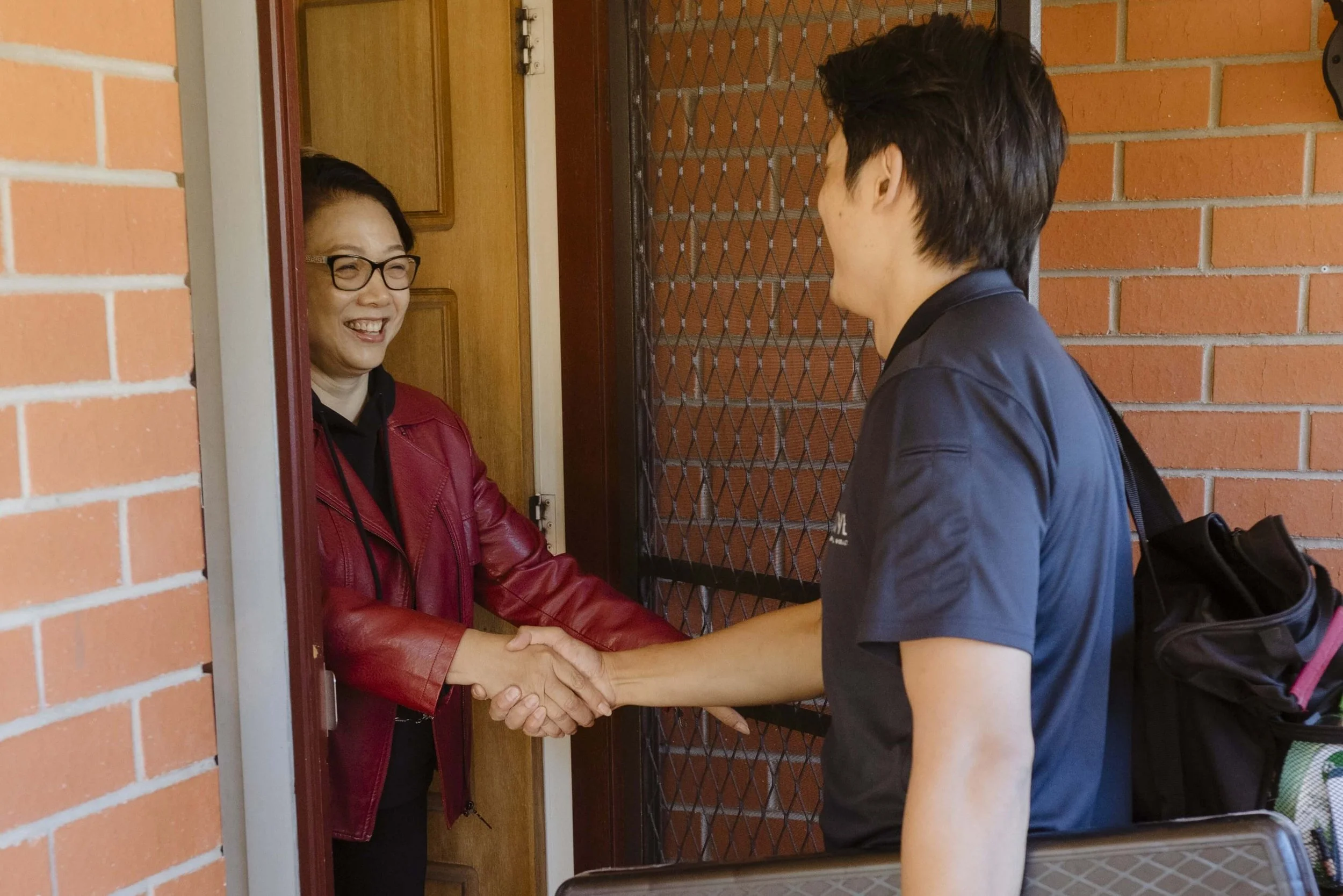 friendly physiotherapist arriving at a Canberra client’s home