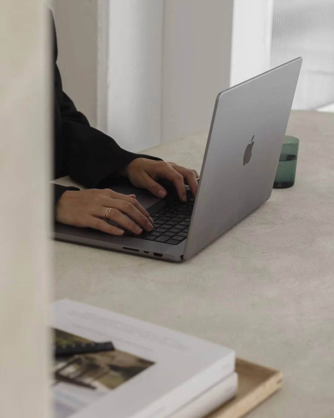 ✨ Gifting season is around the corner and we&rsquo;re giving back.
At Lanacci, we believe that clarity is one of the greatest gifts a brand can receive. That&rsquo;s why we&rsquo;re offering a free 30-minute brand consultation to one creative, founde