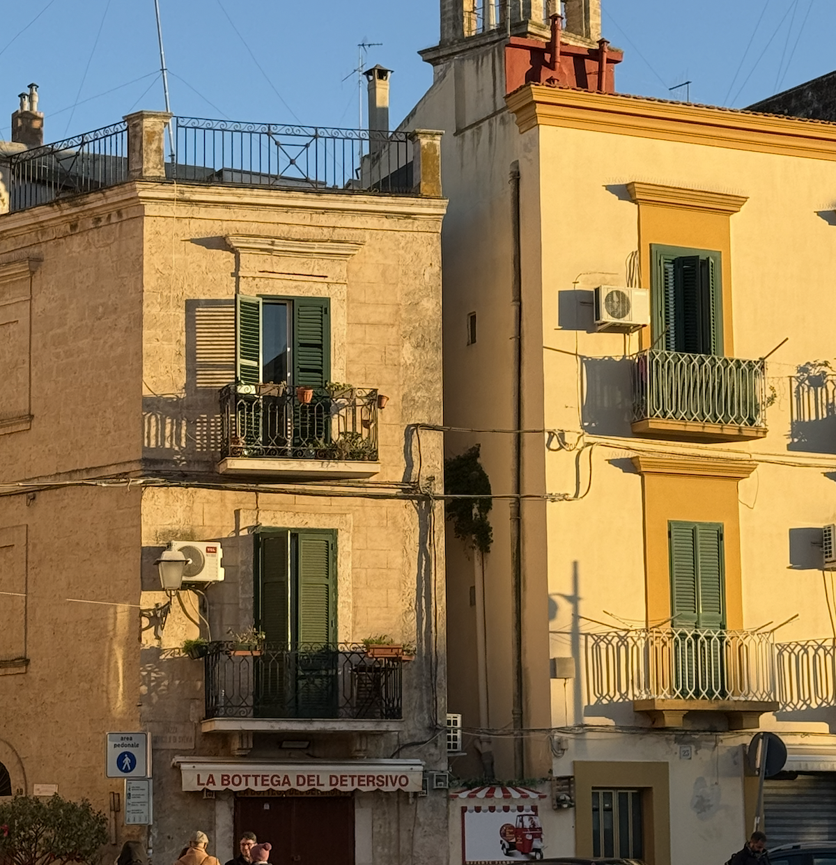 italienische altstadt  im süden am nachmittag von sonne angestrahlt