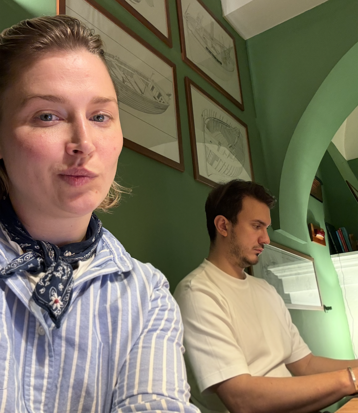 paar am schreibtisch bei planung