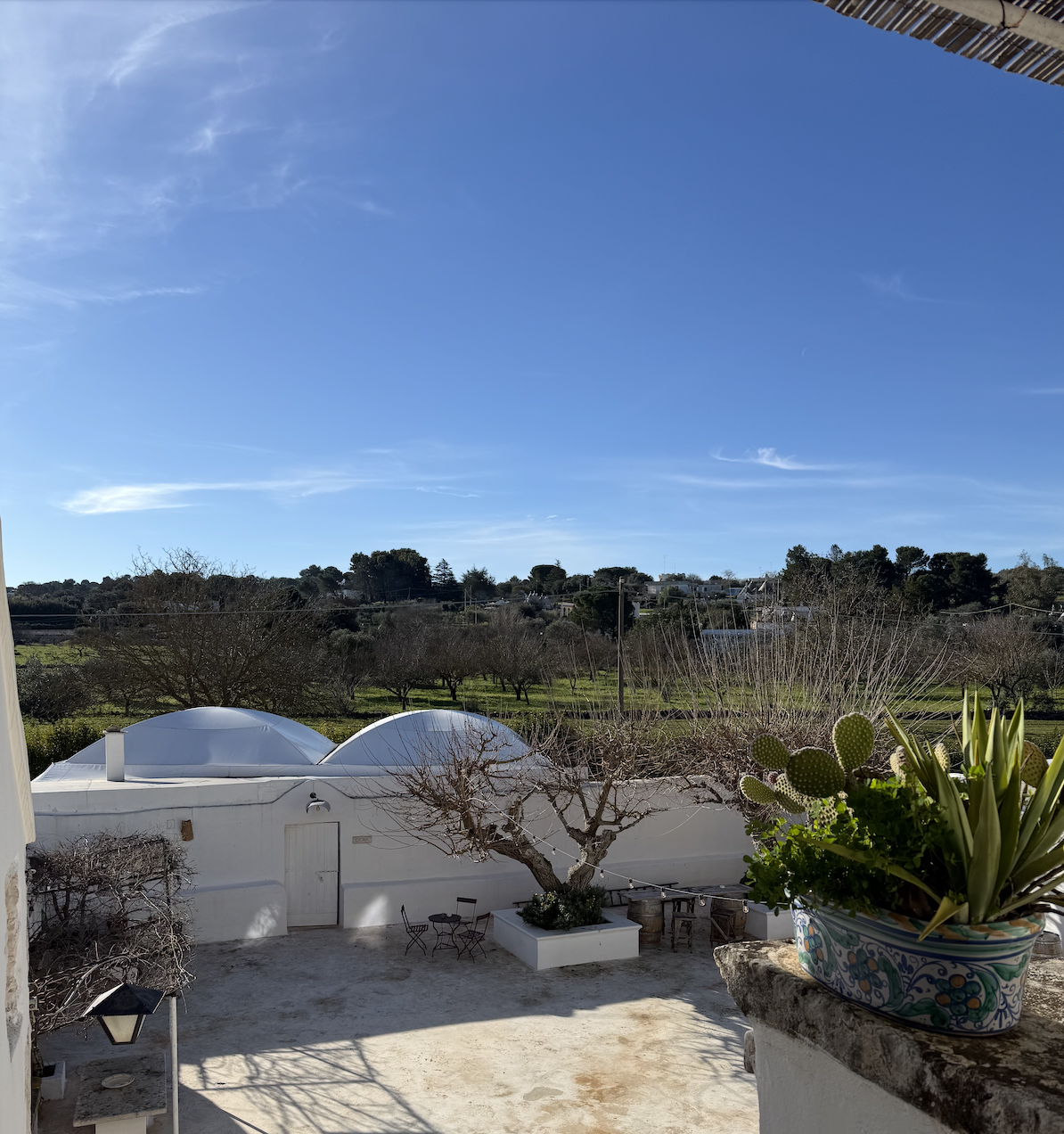 innenhof mit sonne in süditalien