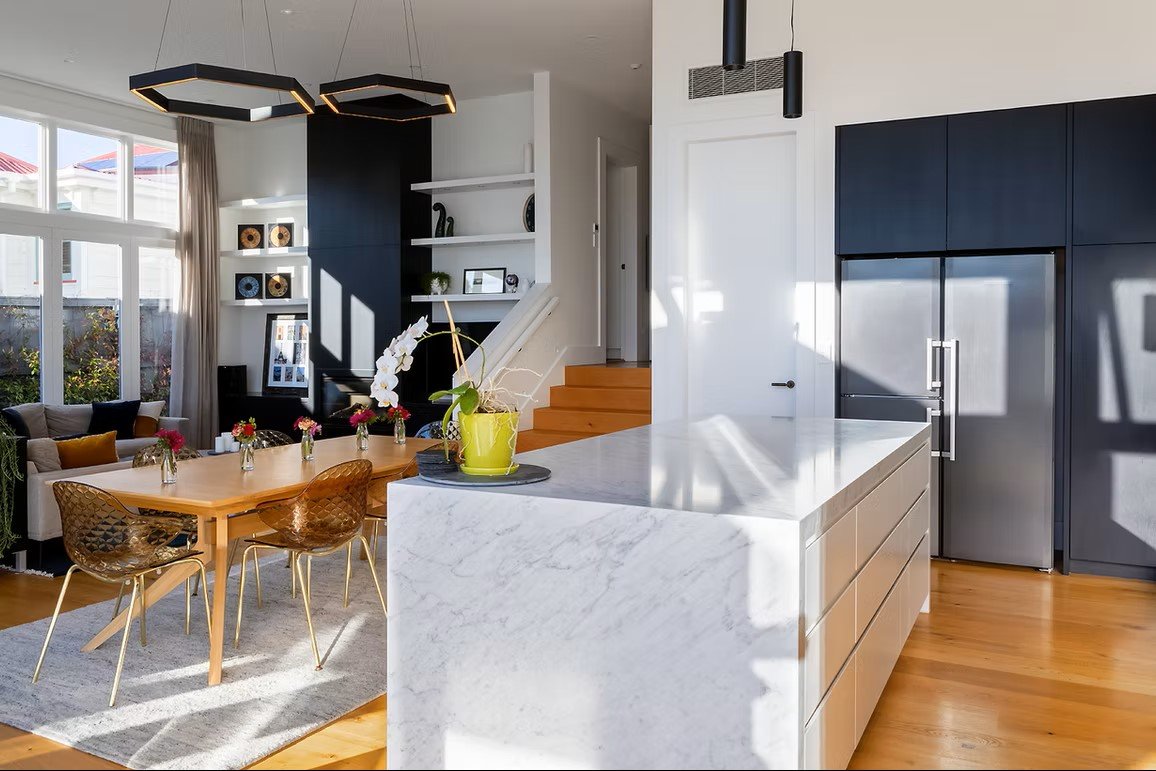 Russell St_Kitchen 1.JPG