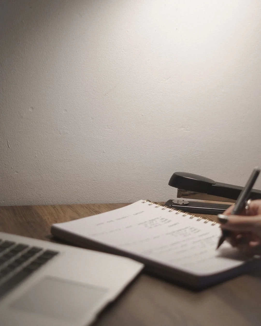 No two days look the same around here (and that&rsquo;s one of my favorite parts of this journey). ✨

So what does a Virtual Assistant &amp; Online Business Manager actually do for wellness pros? 👇

📧 Manage inboxes &amp; calendars
📋 Coordinate te