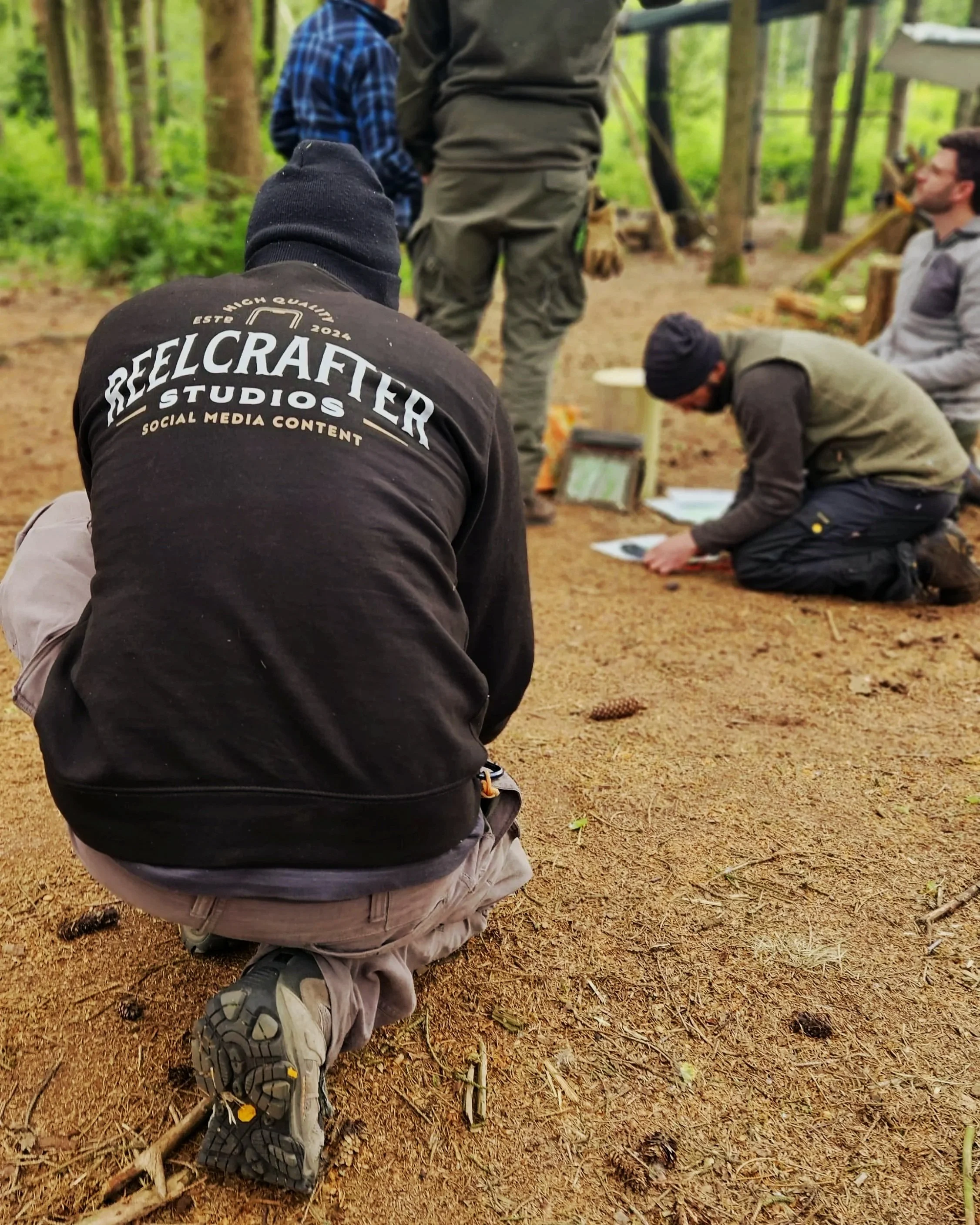 Fabian von Reelcrafter Studios filmt eine Gruppe im Wald.