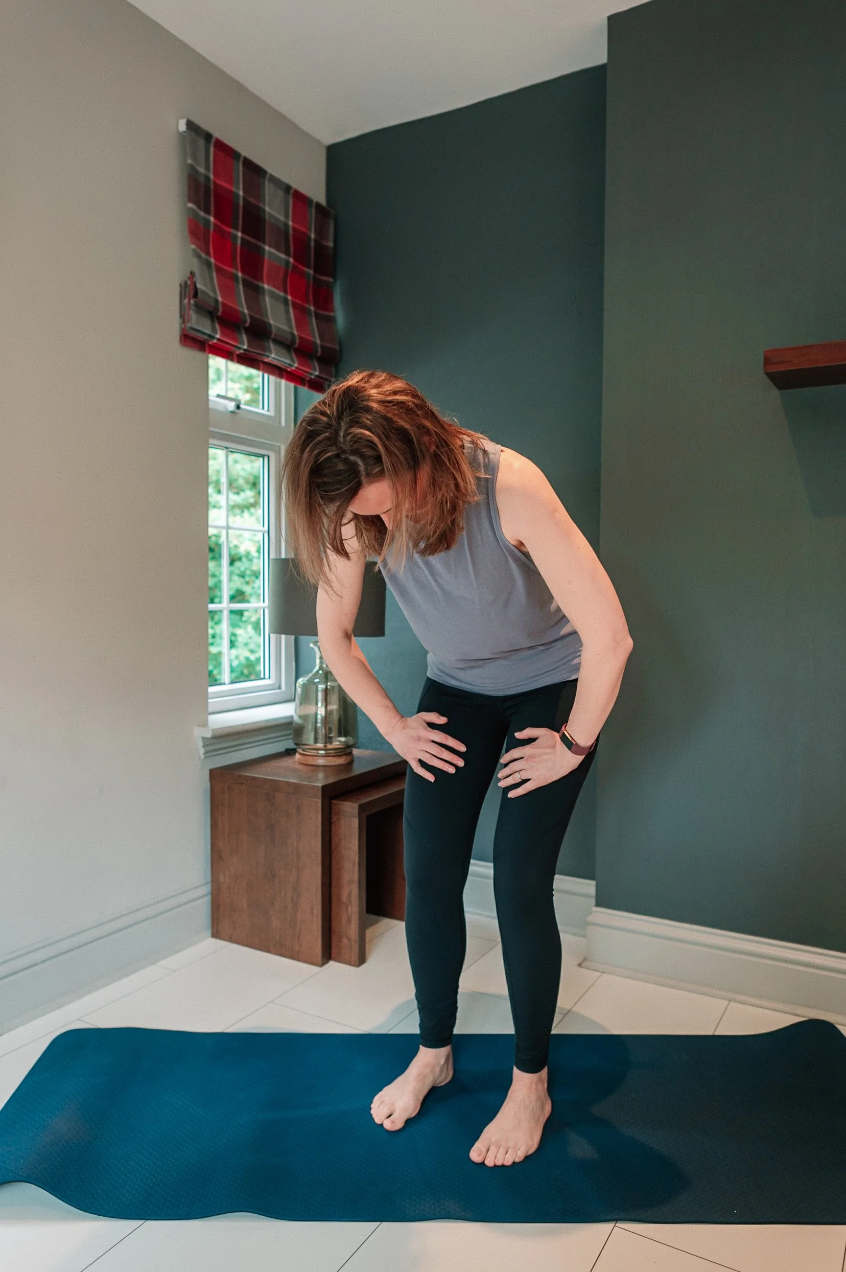 Woman curling neck and thoracic spine position in Hypopressives