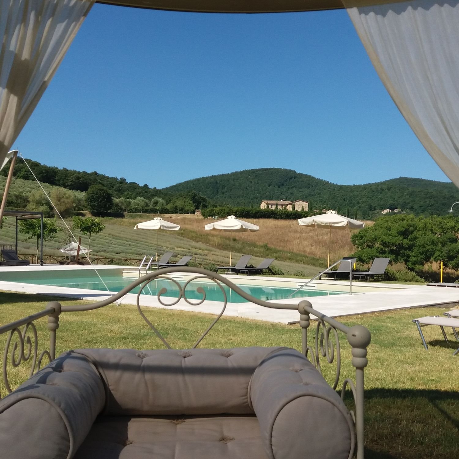 pool-with-sofa-dream-retreat-tuscany.jpg