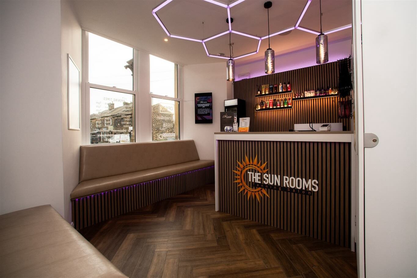 Spring is the perfect time to get prepped for summer & I know just the place to start 🌞
…
I had the pleasure of working with @thesunrooms_denbydale , capturing their stunning new salon, which is ready to get you all glowing this summer ?