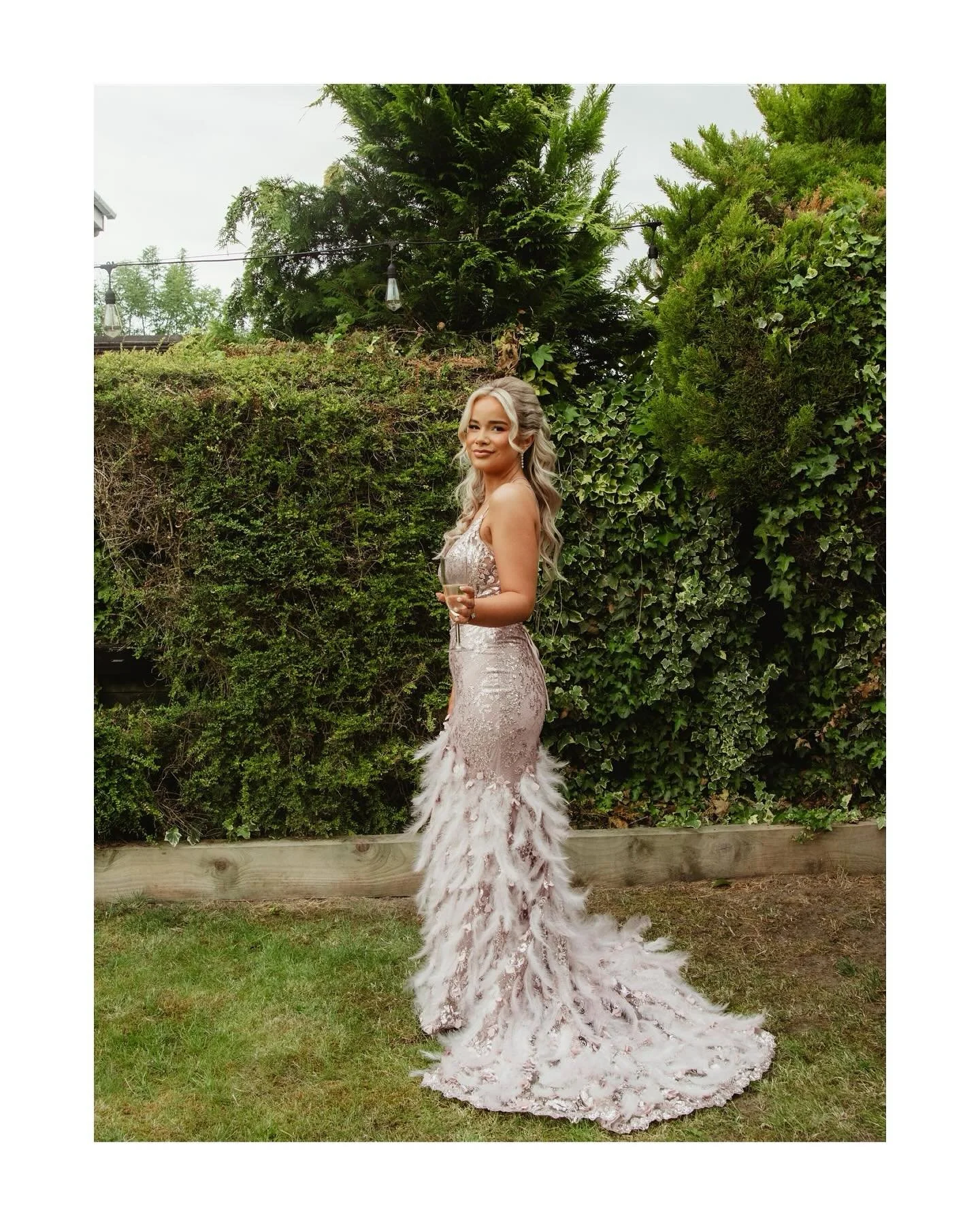 Pre prom perfection 👩&zwj;🎓✨🥂
&hellip;
I&rsquo;ve captured so many beautiful moments this summer, it&rsquo;s been hard to know where to begin! Lets start with a glimpse of Keira &amp; her friends at their pre‑prom celebration &mdash; a gorgeous gr