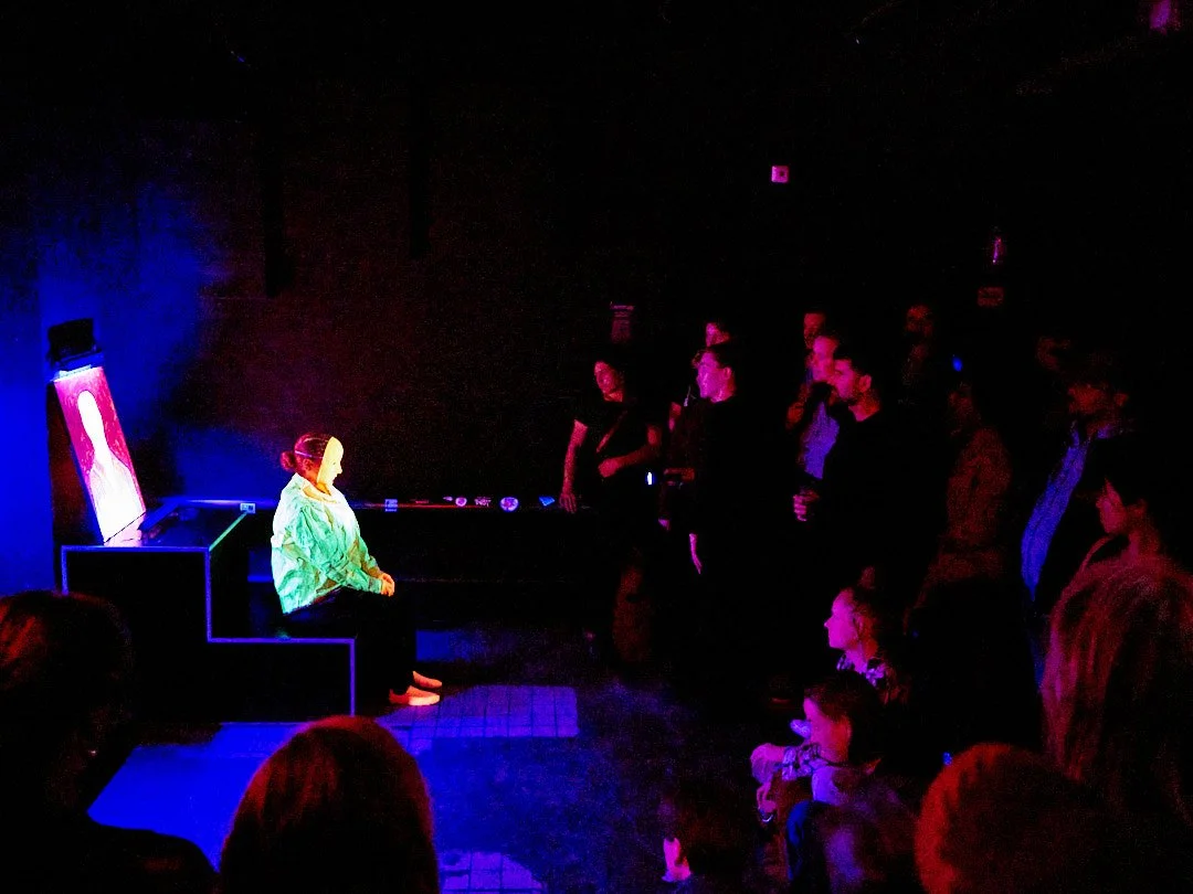 Onzichtbare Banden (Invisible Bonds) — live installation and performance, DUS #3: De Band, 2026.
Photography: Michel Post.
