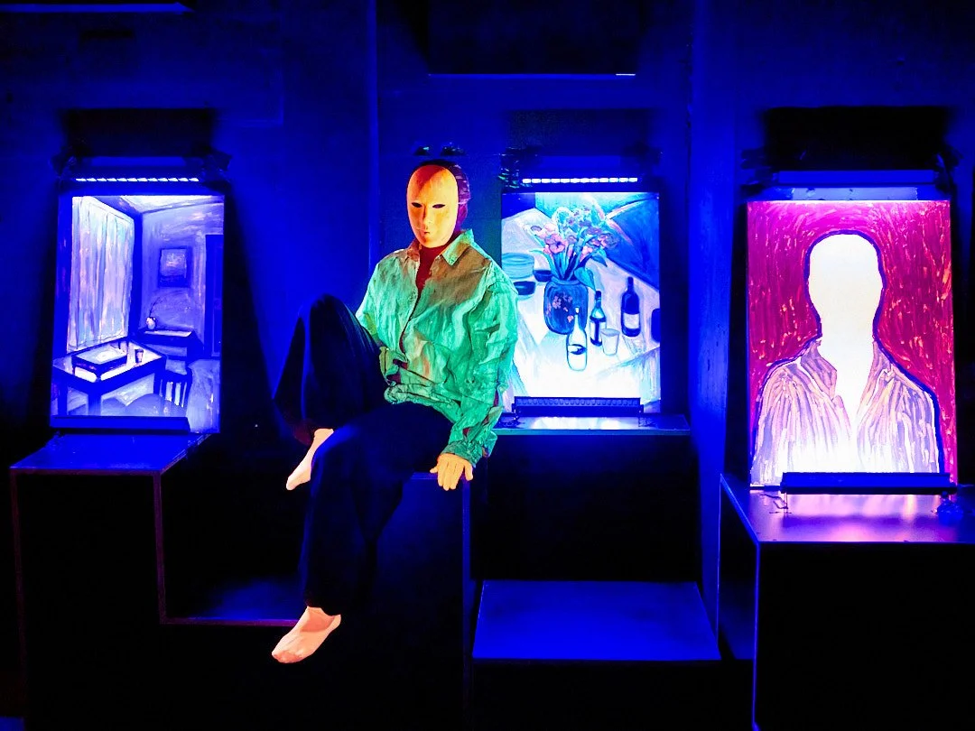 Onzichtbare Banden (Invisible Bonds) — DUS #3: De Band, DOKA, Volkshotel, Amsterdam, 2026.
Concept, paintings & installation: Magnolia Wood. Performance: Galaktikzet. Photography: Michel Post.