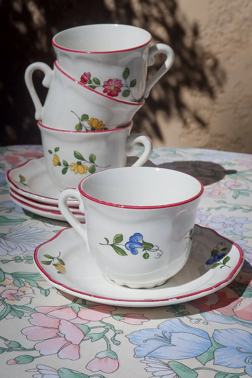 CELIA - 4 tasses et sous-tasses assorties vintage céramique - La Bibeloteuse Brocante en ligne 1.jpg