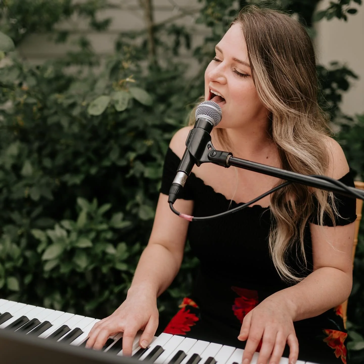 .
📸 @tobylidstonephotography 
💍 @katie_harris_92 &amp; @jimboharris 
💒 @harefieldbarn 

#weddingmusic #weddingsinger #weddingmusician #weddingreception #weddingceremony #weddingphotographers #weddingpianist #musicianslife #manchestermusic
