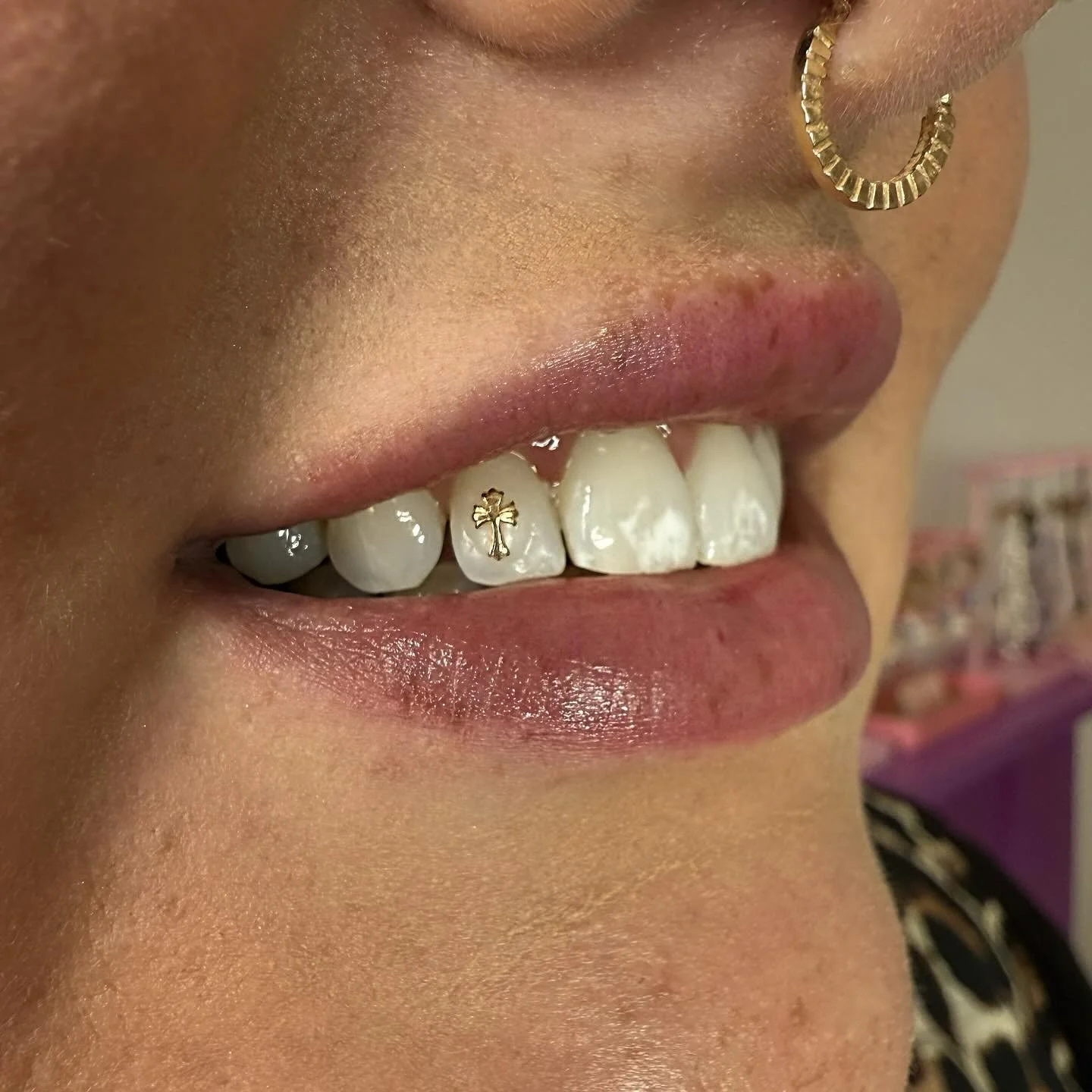 Gold cross, perfect in time for Halloween! 🎃 
Just so you know, I’m off from Halloween today, and don’t have appointments until the 16th November!
Have a little holiday, and then I’ll be back for all your tooth gem needs ⚡️
Mean