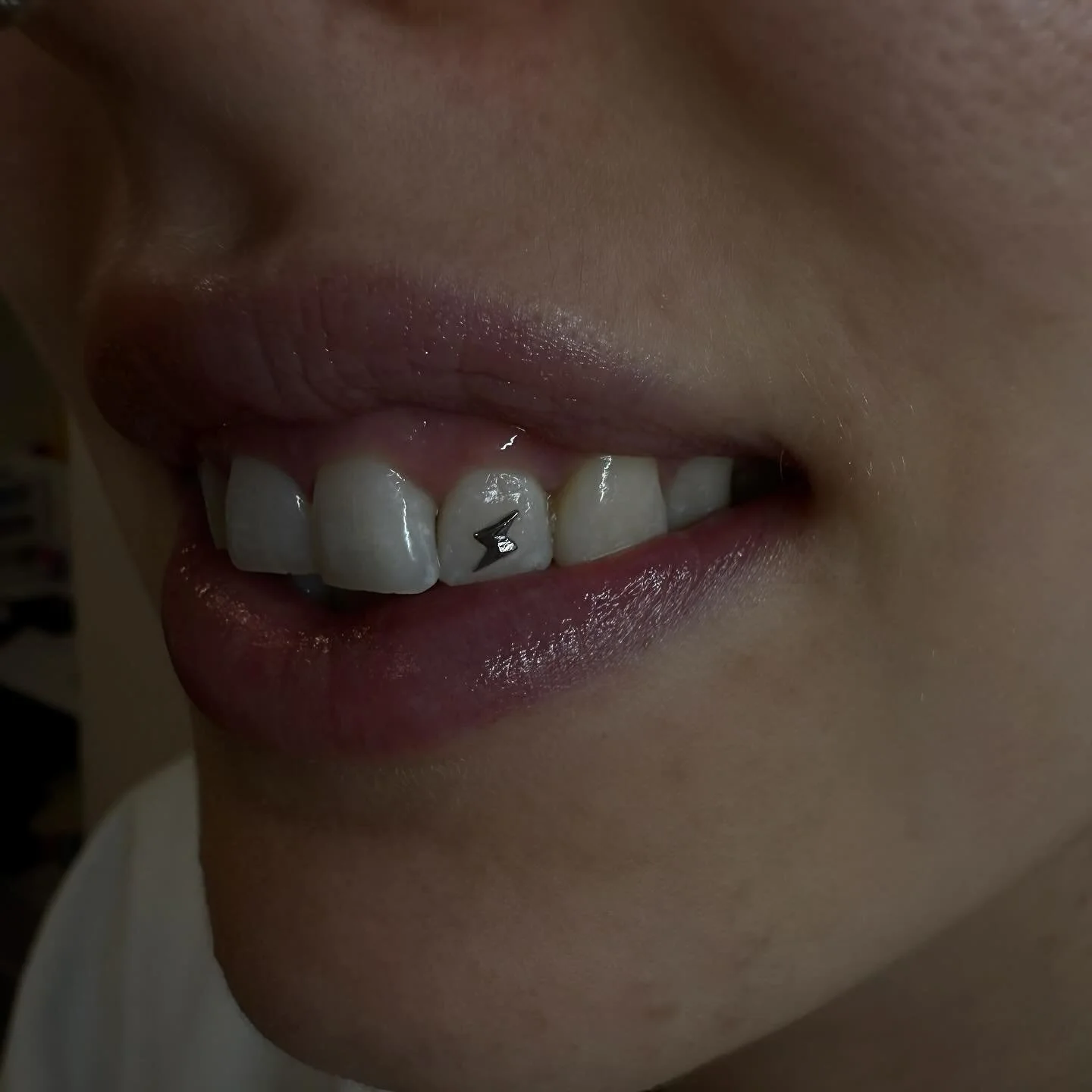 White solid gold lightning bolt for this lovely client ⚡️ 
Don’t fancy a crystal tooth gem? Why not get a 22ct solid gold piece instead - theres pretty much every design you could ever think of available to get!
Pieces come in regular gold, o
