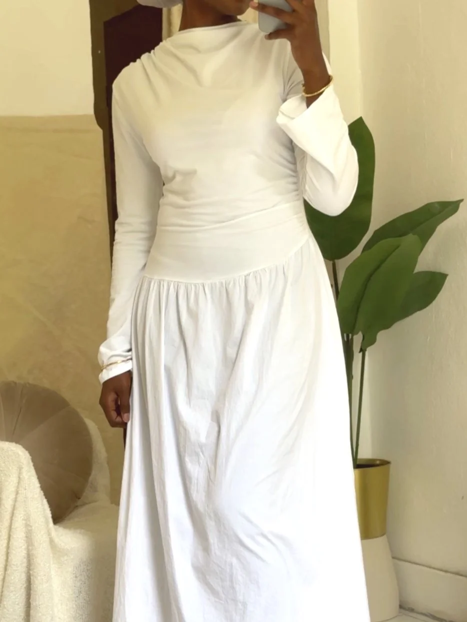 Elira Dress – Weißes Maxikleid mit langen Ärmeln in minimalistischem Design
