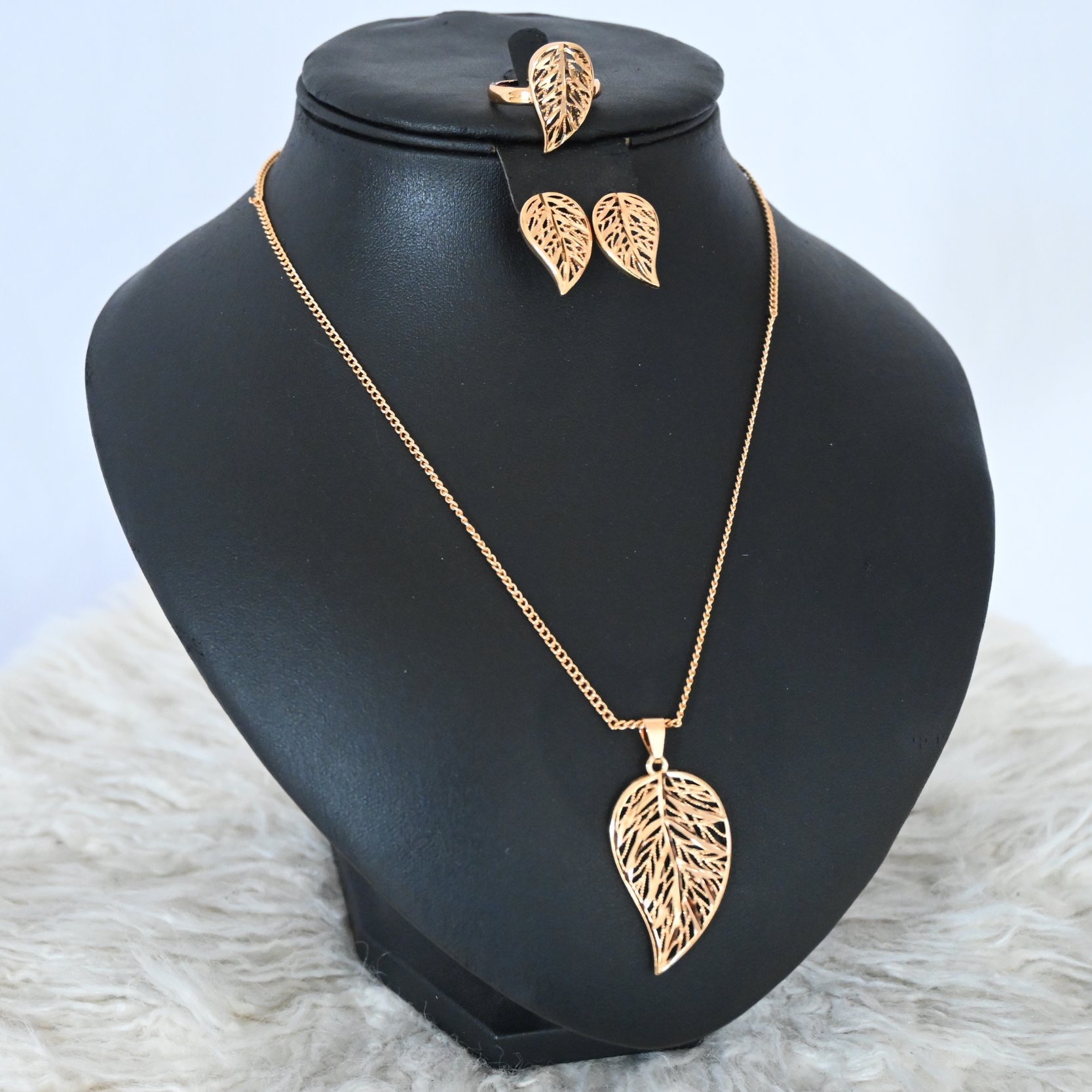 Das Leaf of Gold Set besticht durch seine feinen Blattmotive in edlem Gold. Perfekt, um besondere Anlässe mit einem Hauch von Natur und Eleganz zu schmücken.