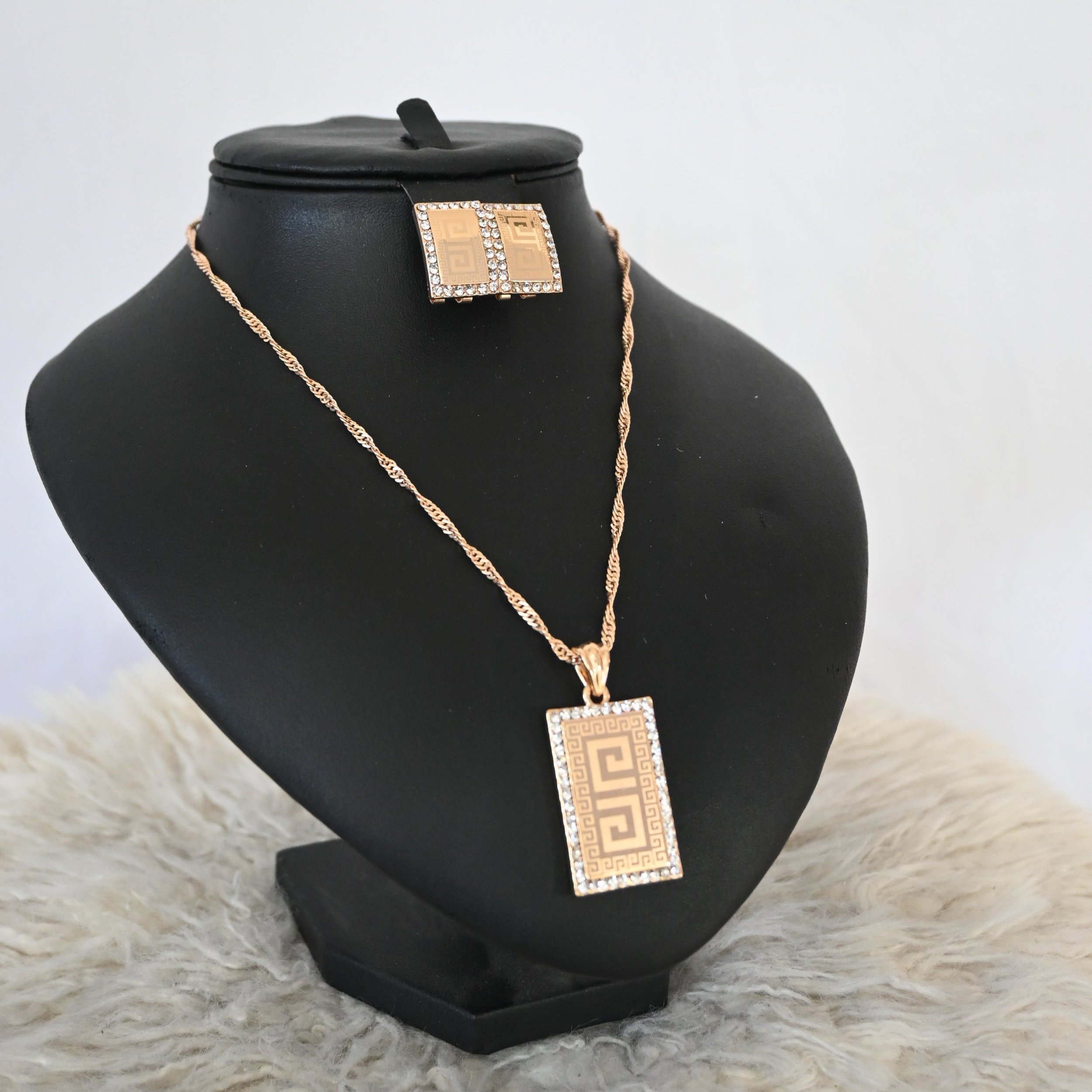 ornate-epoque-goldenes-schmuckset-geometrisches-design-raw.jpg