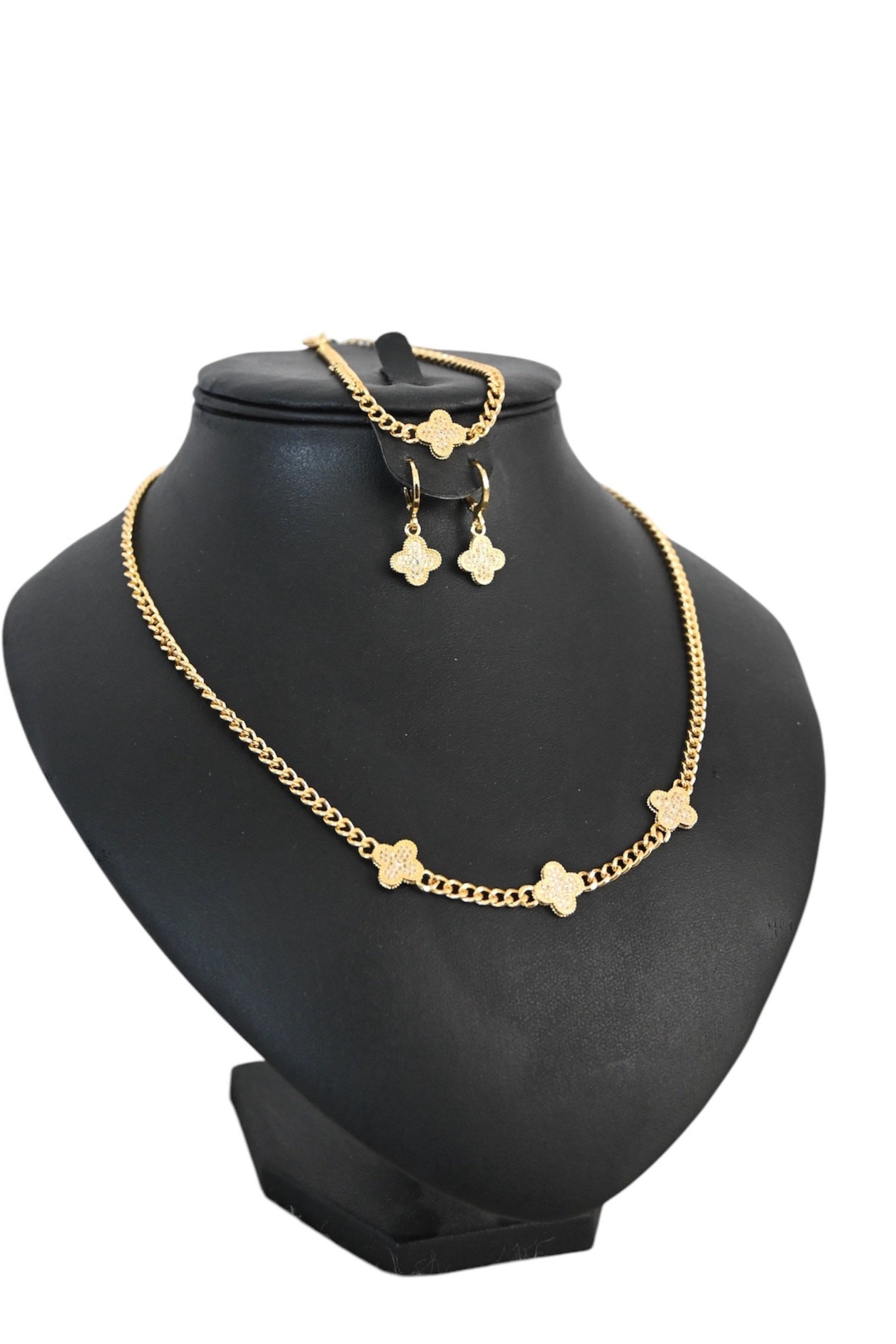 Serene Clover Set – Zartes Schmuckset mit goldenen Kleeblatt-Anhängern. Perfekt für stilvolle Auftritte und zeitlose Eleganz.