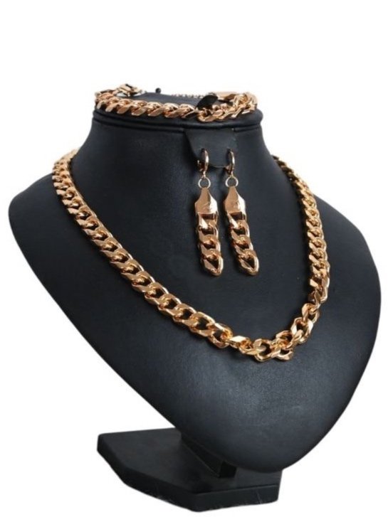 Elegantes Aurora Gold Cuban Link Set bestehend aus einer massiven goldfarbenen Halskette, einem Armband und passenden Ohrringen. Luxuriöses Schmuckset mit ikonischem Cuban Link Design.