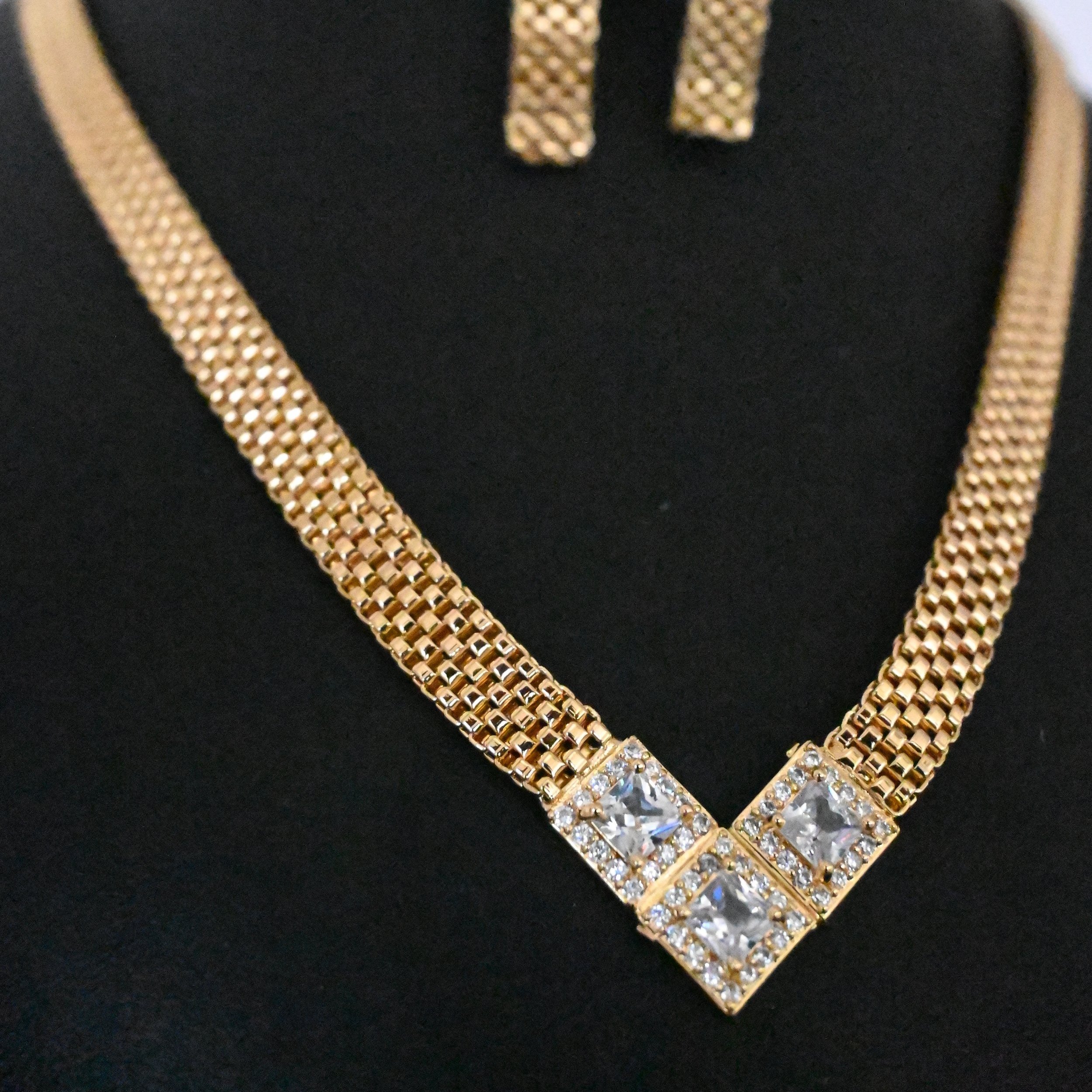 Das Diamond Glow Ensemble vereint zeitlose Eleganz mit funkelnden Diamanten und bietet ein luxuriöses Accessoire-Set für besondere Anlässe. Perfekt für stilvolle Frauen