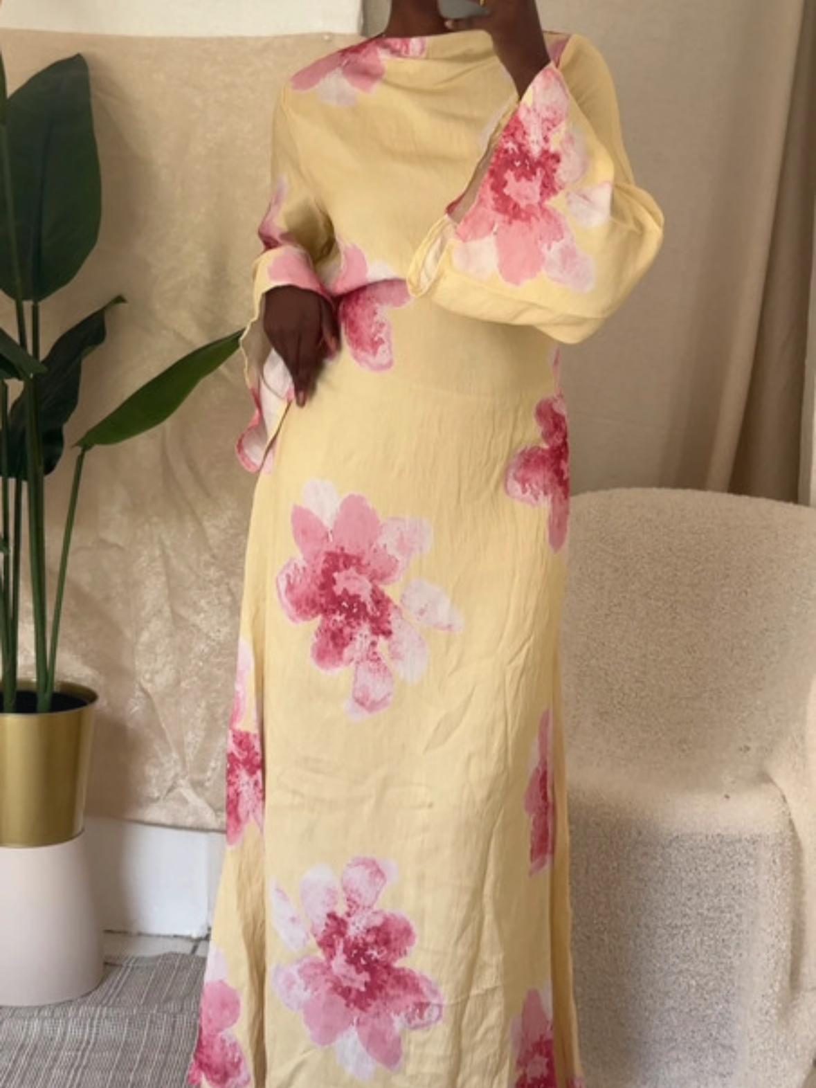 LAMAYA - Buttergelbes pinkfloriertes Maxikleid