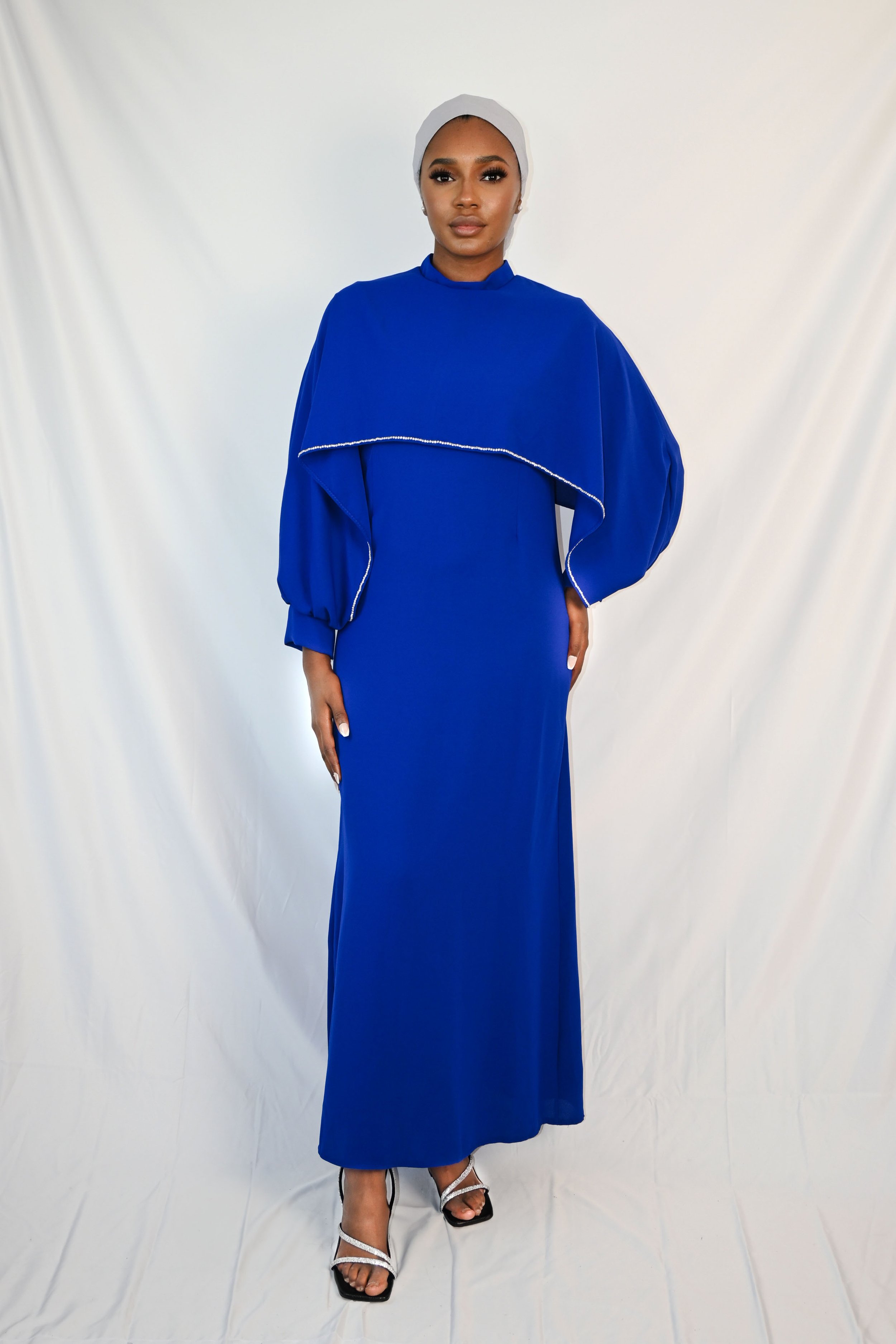 Elegantes blaues Kleid mit funkelnden Strasssteinen, verziert entlang des Saums und der Taille, ideal für glamouröse Abende und festliche Anlässe