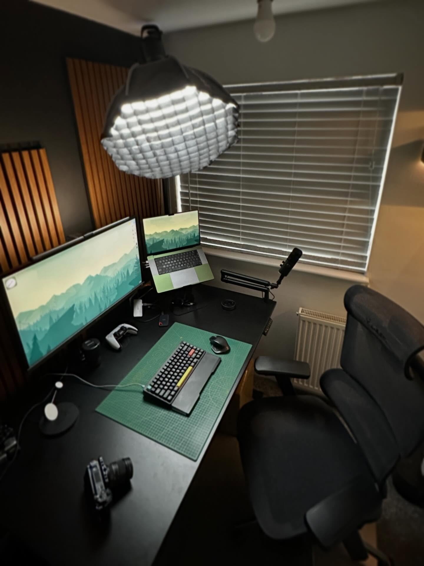 Happy Saturday everyone ☕️

Sharing a quick snap of my setup before the weekend madness kicks in. No filming today, just planning, brainstorming and getting ready for the next wave of content.

Sometimes the best ideas come on the days you slow down 