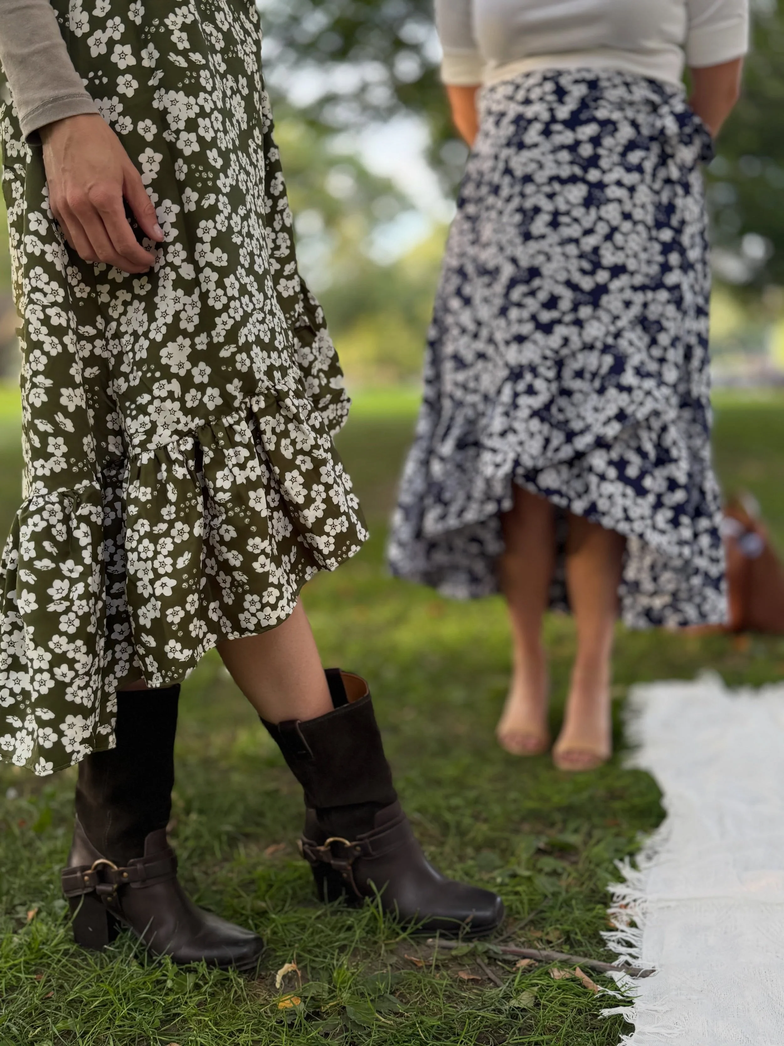September, gathered.

Hand-picked apples, English tea, old trees, good company - and Forget-Me-Not skirts in Classic Navy and Forest Green.