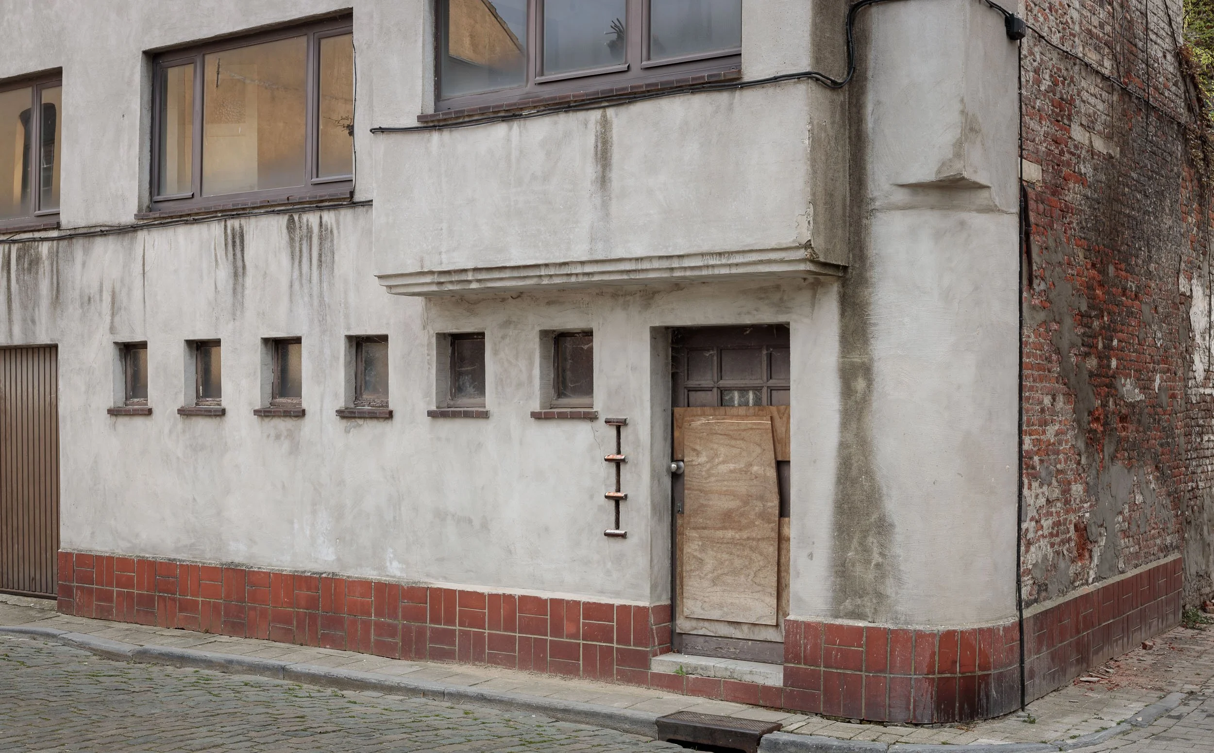 Oud gebouw grijze facade Tienen.jpg