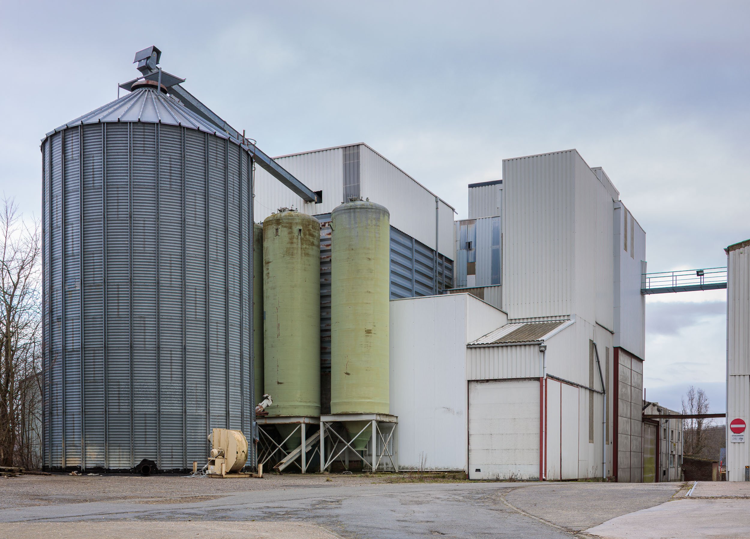 Silo en productiehal van meststoffen