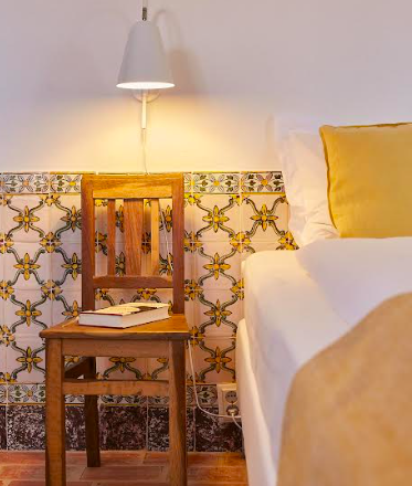Twin room with shared bathroom