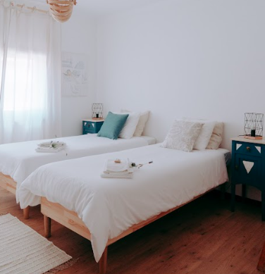 Twin room with shared bathroom