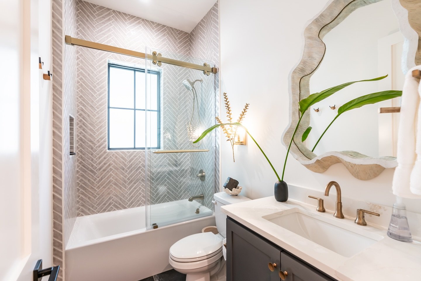 Swipe right ➡️ for some of our most epic bathroom designs to date! Our designer Kim really has a knack for bringing unique character to each and every space she helps us create! ✨

📸: @truephoto101 
🎨 Interior design: @k._seigel_studio 

#30abuilde