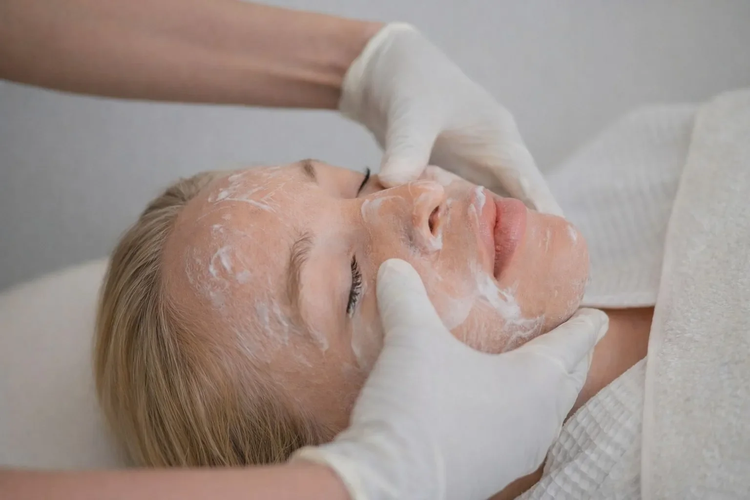 Tratamiento facial Hyalu-Procollagène para reparación e hidratación en Badalona Barcelona