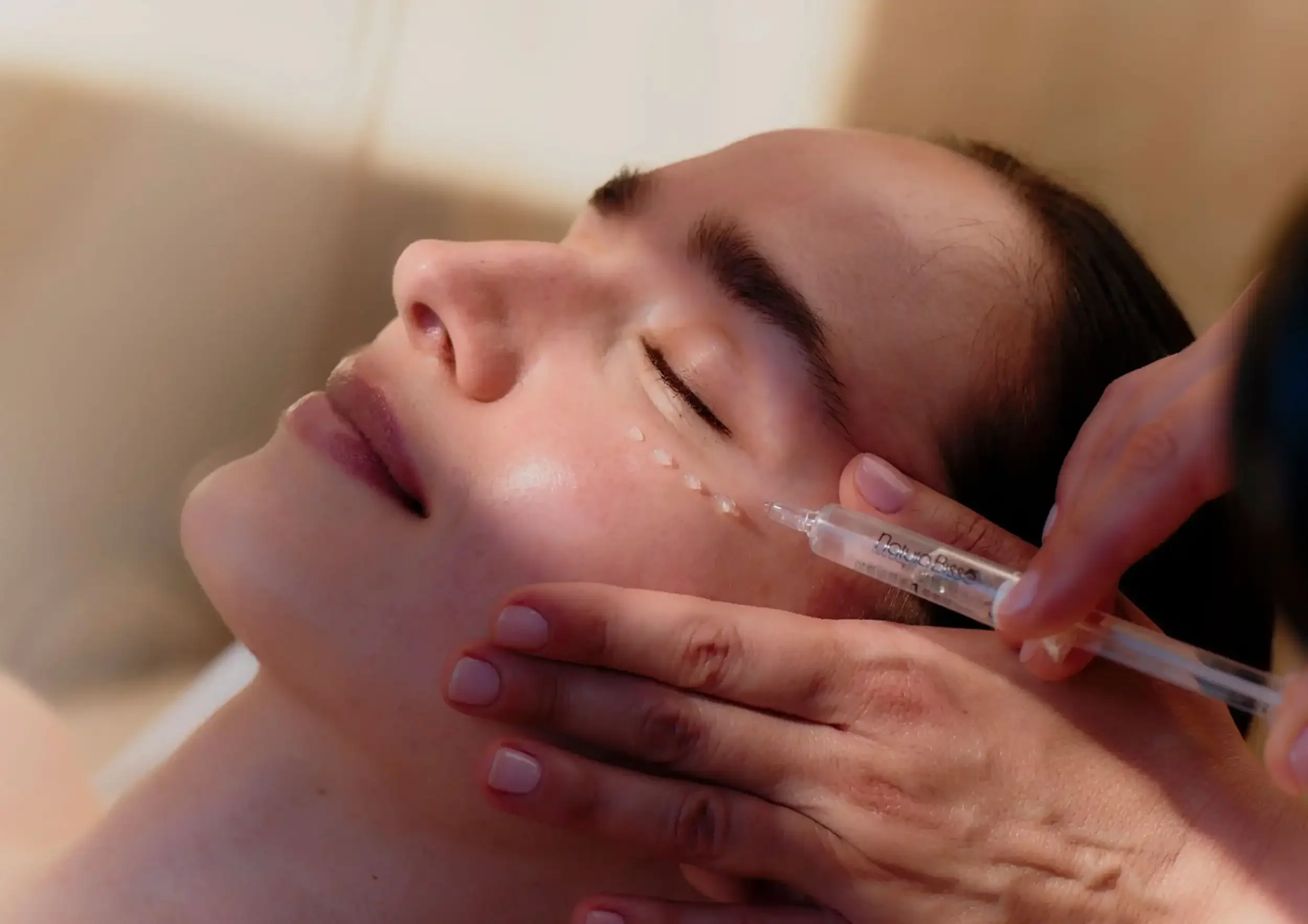 Tratamiento facial antiaging Inhibit Zero Gravity para rejuvenecimiento facial en Badalona Barcelona