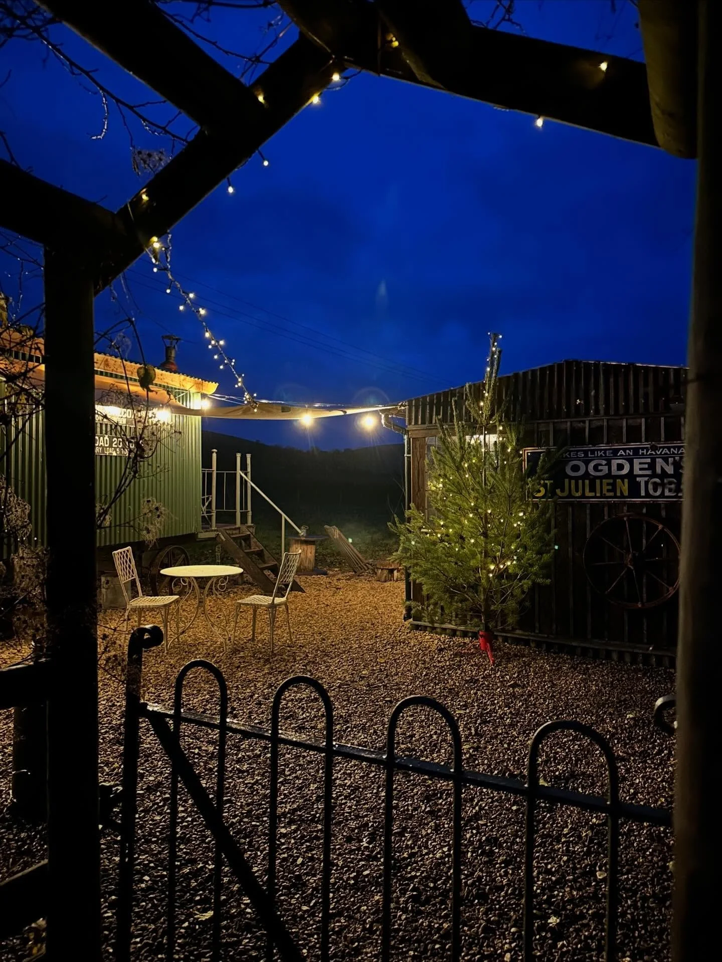 Cosy stays all year round in Woody the hut, whatever the weather! ☕🛁
Whether it&rsquo;s crisp autumn mornings wrapped in blankets by the fire pit, winter nights soaking under the stars in your private hot tub, or sunny spring days with the doors flu