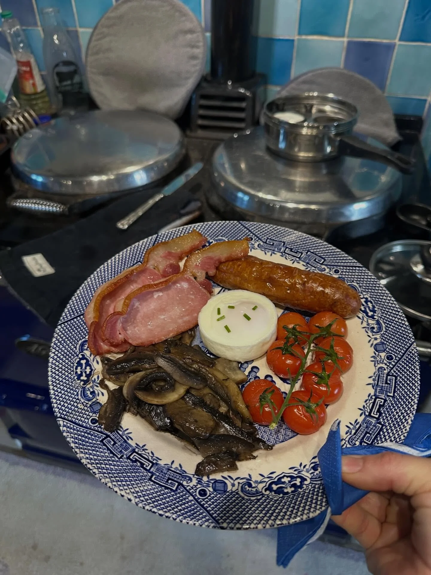 Happy New Year from The Old Forge! 🎊
Mornings at The Old Forge ☕🍳
Picture this: waking up to the smell of a proper home-cooked breakfast drifting through the house.
We start each day in our cosy kitchen with eggs from our own hens, sausages from do