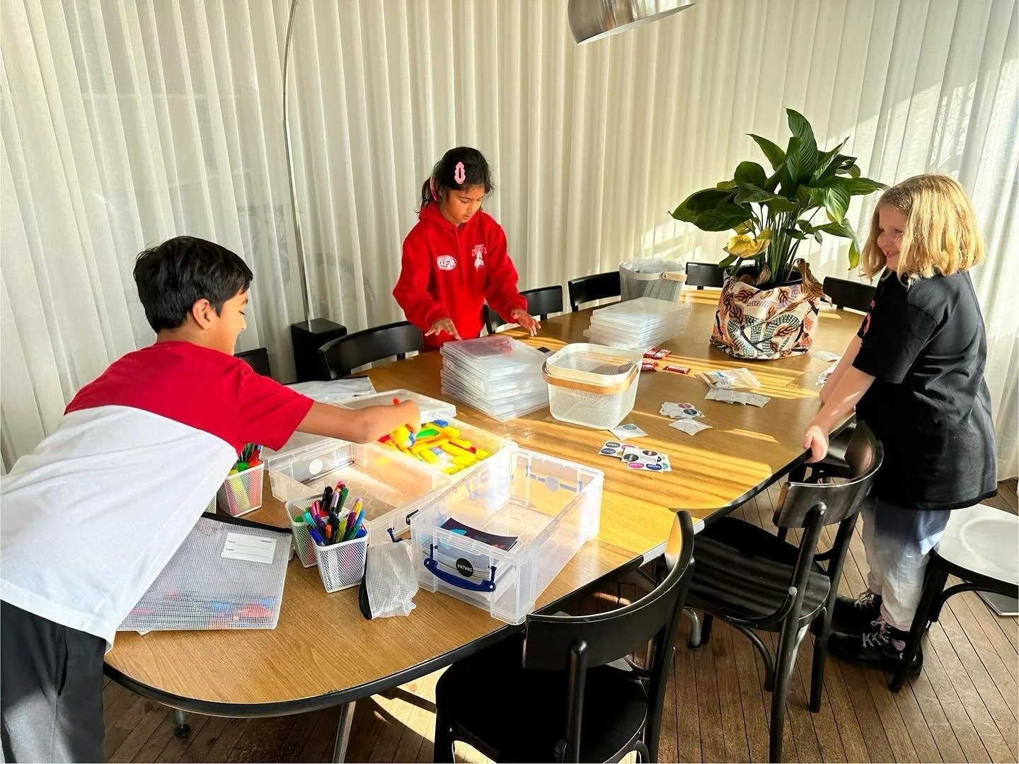 To all the parents of school-aged kids, we salute you 🫡 juggling work and 12 weeks of school holidays each year is 🤯 This week we have interns in the office helping @georgieniel prep for a workshop 💕