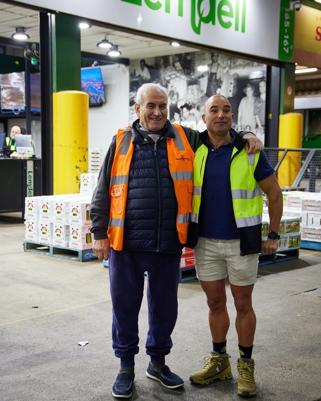 What do you get when you cross the market’s old school with the new school? Hard work. 💪
This morning, Frank was caught having a yarn with Luke Kohler at Sydney Direct Fresh Produce, two generations, same mindset: “We’re all in th