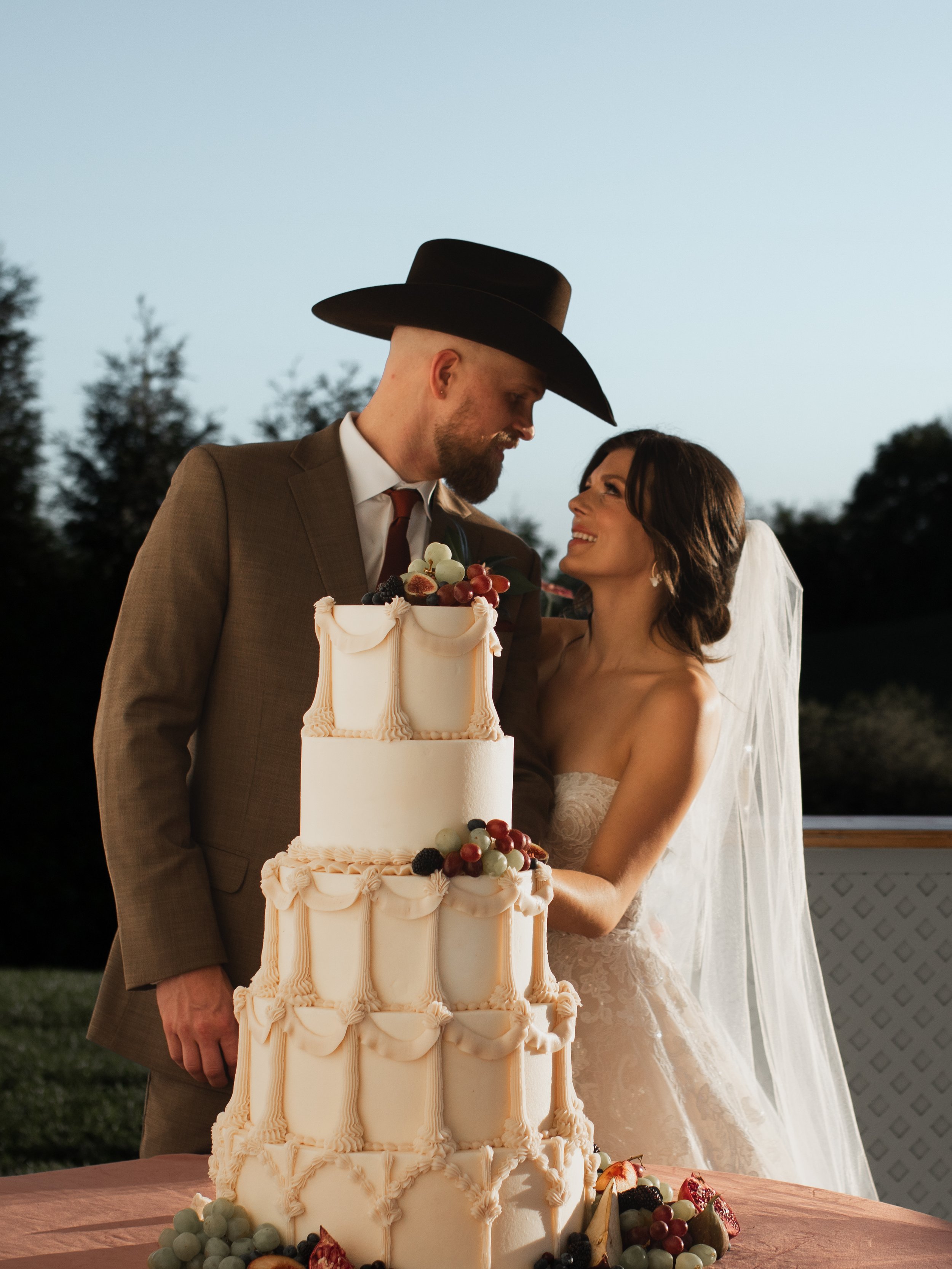 Birmingham Alabama photographer captures happy couple cutting cake at wedding